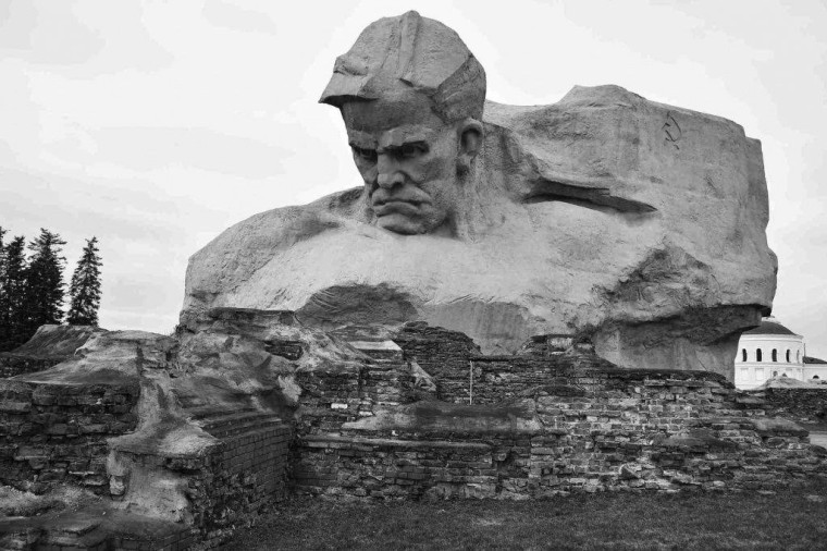 Крепость-герой Брест — символ великого мужества советских солдат!!.